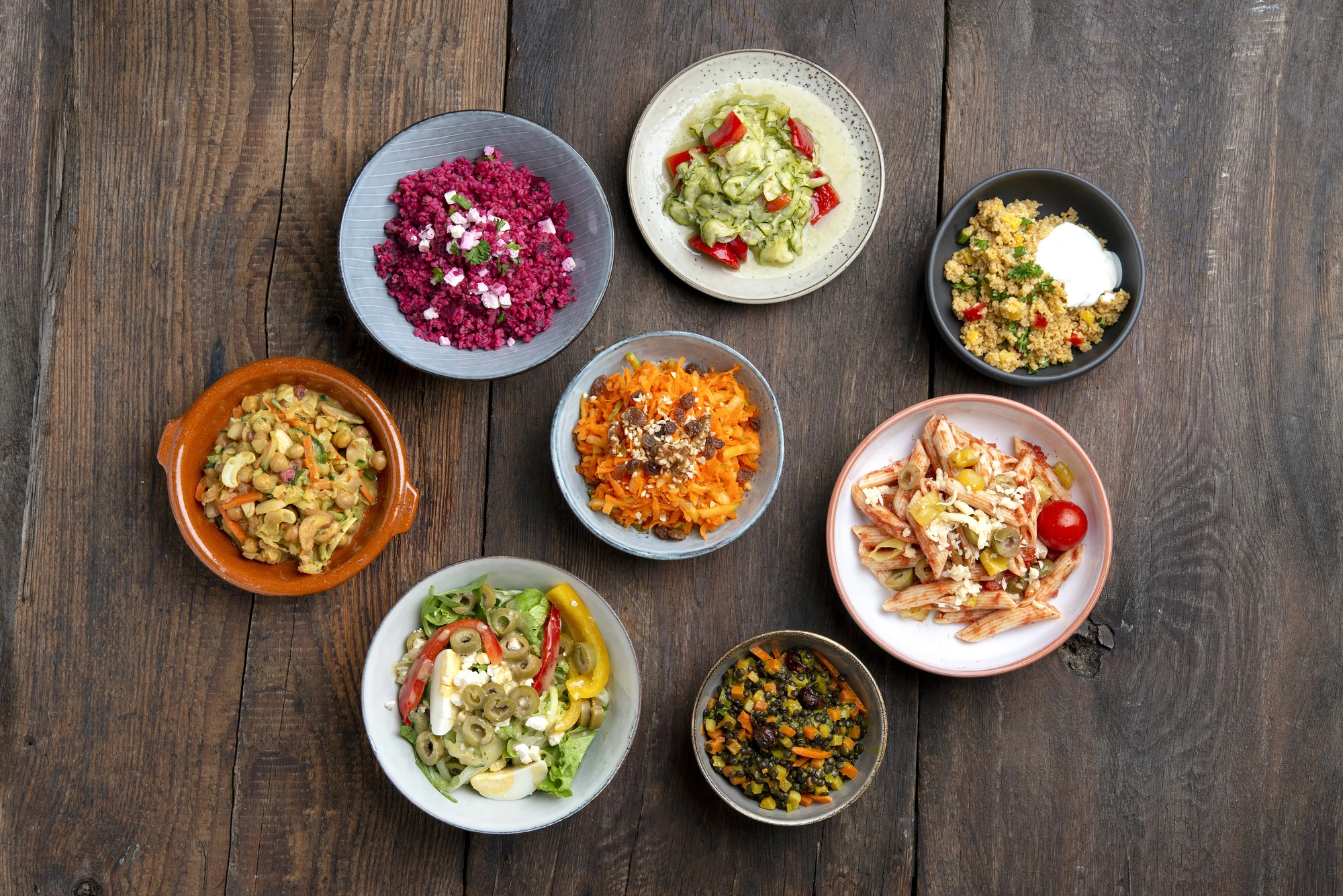 Unsere Salatvielfalt: verschiedene frische Salate in Schalen